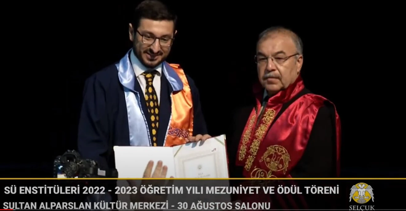 Selçuk Üniversitesi 2022 – 2023 öğretim yılı doktora ve yüksek lisans mezunları, 12.07.2023 tarihinde, 7 enstitünün birlikte düzenlediği “Mezuniyet ve Ödül Töreni”nde cübbelerini giydi.
